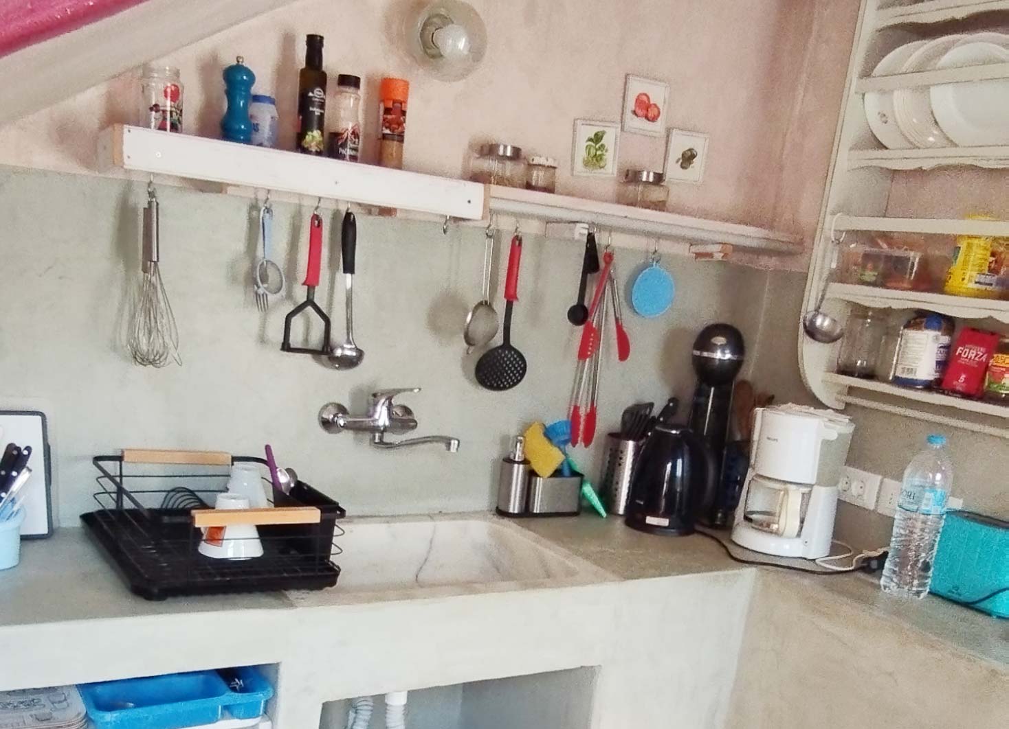 η κοινόχρηστη κουζίνα στα δωμάτια Αντώνης στη Σίφνο