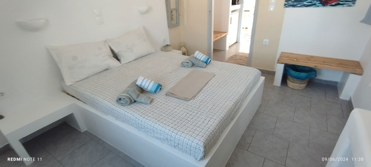 Εσωτερικό δωματίου στα δωμάτια Αντώνης στη Σίφνο