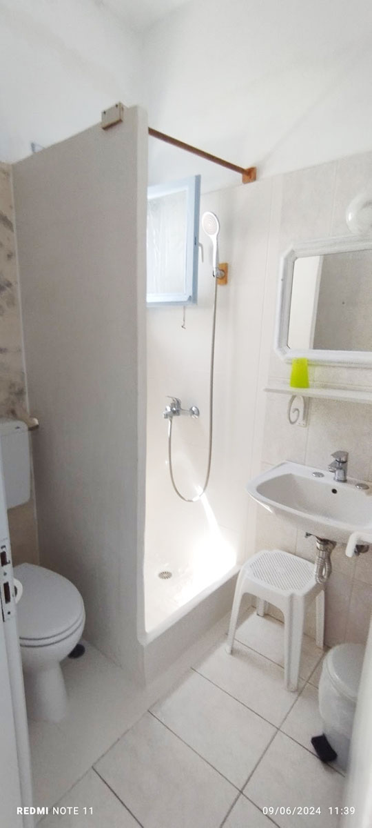 Μπάνιο δωματίου στα δωμάτια Αντώνης στη Σίφνο