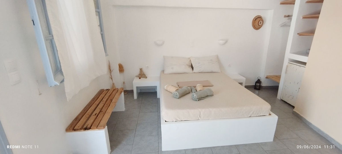 Εσωτερικό δωματίου στα δωμάτια Αντώνης στη Σίφνο