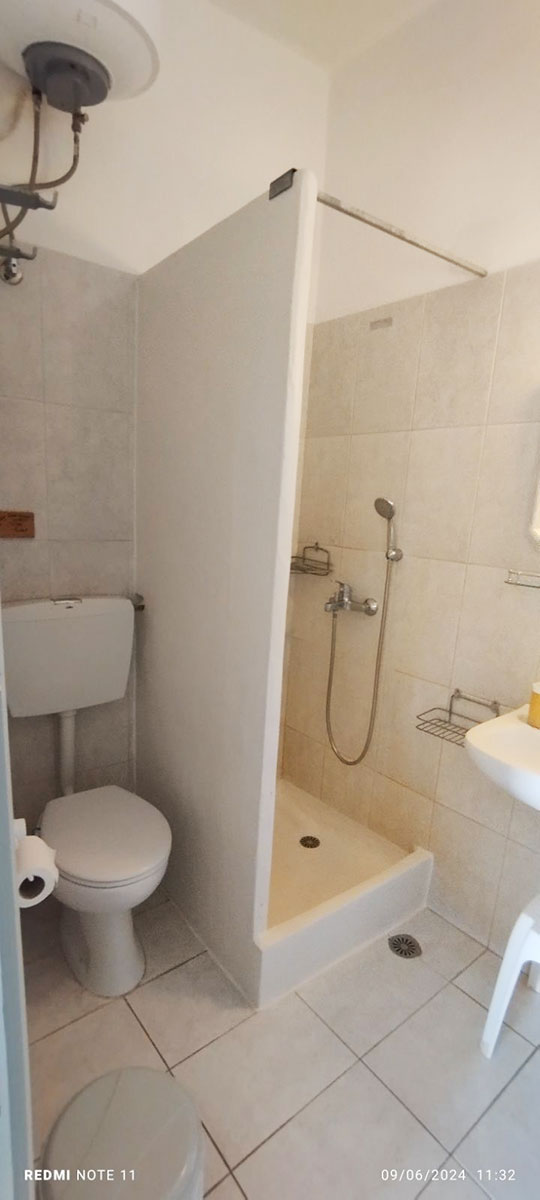 Μπάνιο δωματίου στα δωμάτια Αντώνης στη Σίφνο