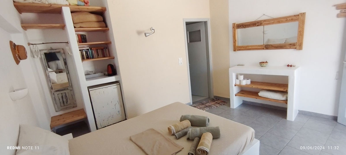 Εσωτερικό δωματίου στα δωμάτια Αντώνης στη Σίφνο