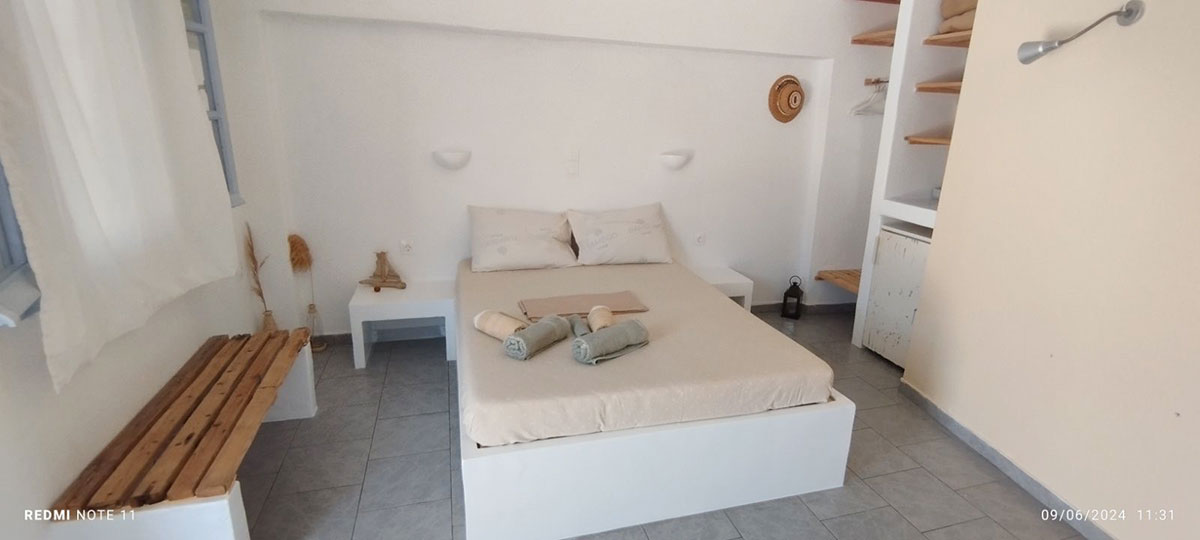 Εσωτερικό δωματίου στα δωμάτια Αντώνης στη Σίφνο