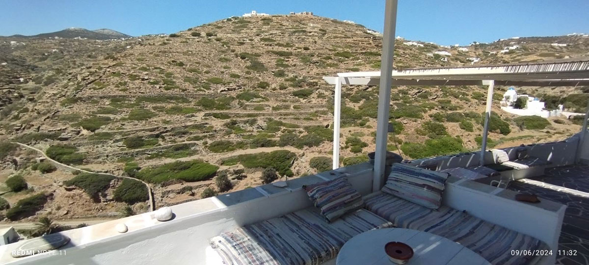 Βεράντα δωματίου στα δωμάτια Αντώνης στη Σίφνο