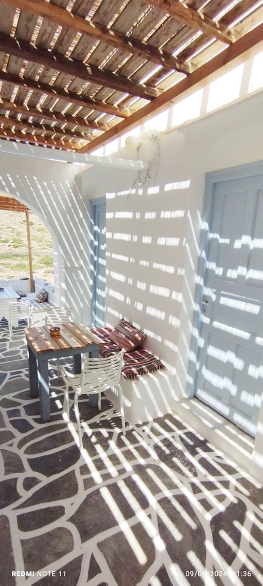 Βεράντα δωματίου στα δωμάτια Αντώνης στη Σίφνο