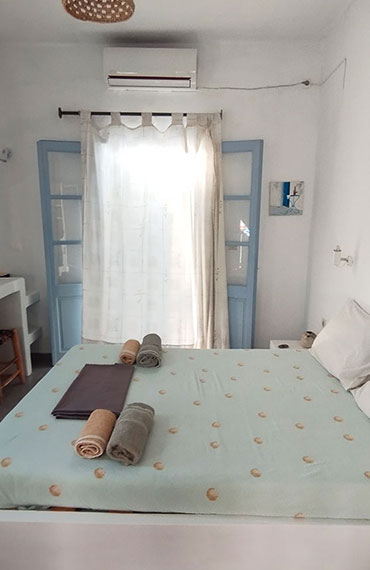 Room with double bed