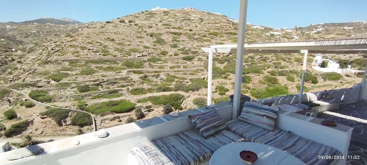 Βεράντα στα δωμάτια Αντώνης στη Σίφνο