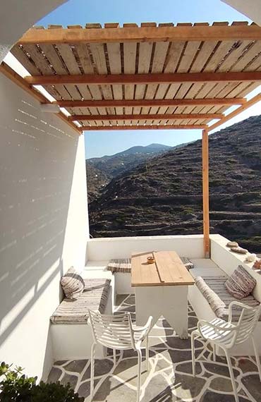 Veranda of a room at Antonis rooms in Sifnos