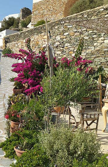 Exterior spaces at Antonis rooms in Sifnos