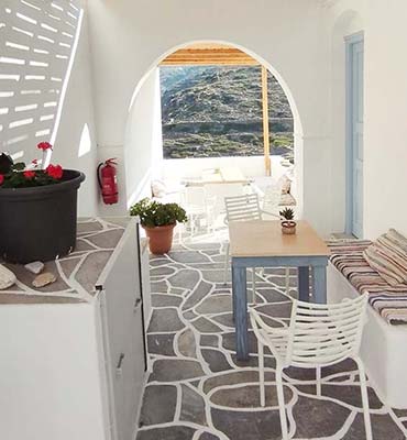 Cobbled yard at the rooms Antonis in Sifnos