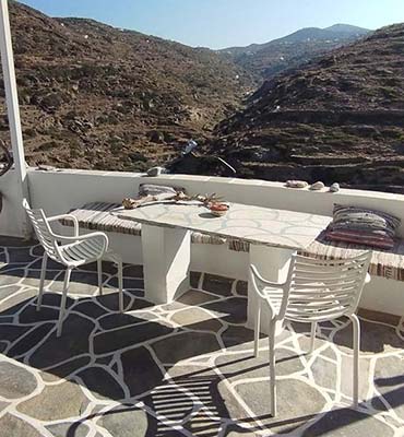 Communal yard at the rooms Antonis in Sifnos