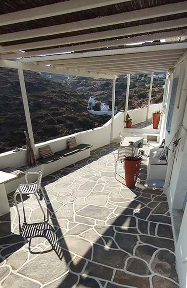 Communal yard at the rooms Antonis in Sifnos