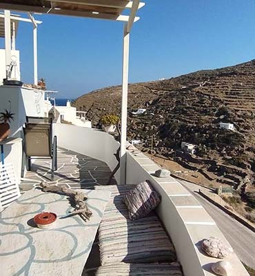Communal yard at the rooms Antonis in Sifnos