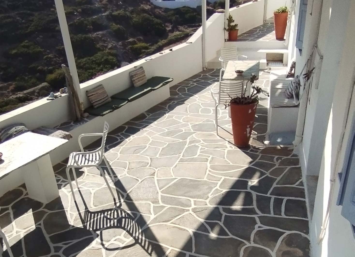 The yard of Antonis rooms in Sifnos